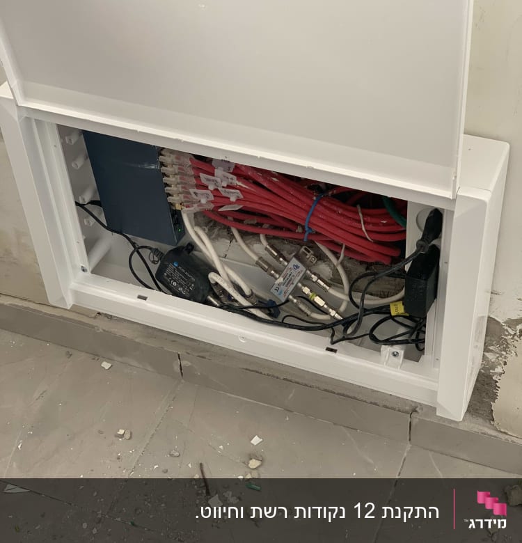 ארון תקשורת עם כבלי הרשת  האדומים והאיכותיים 